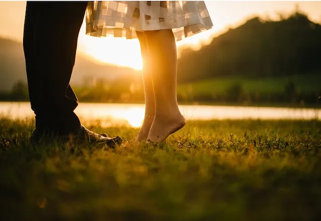 Aquarius and Sagittarius couple sharing a peaceful sunset moment, symbolizing freedom, adventure, mutual trust, and a relationship inspired by optimism and exploration.