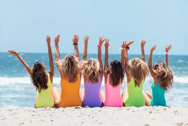 Group of friends enjoying a sunny beach together, reflecting Pisces' compassionate nature, emotional warmth, loyalty, and ability to build meaningful friendships.